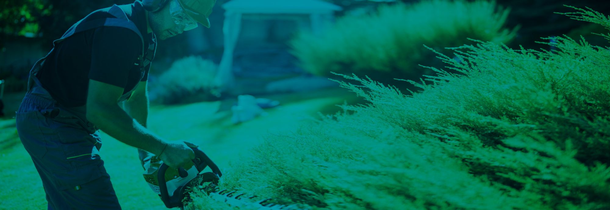 Mitarbeiter des  BOLLWERK Potsdam bei Grünflächenpflege